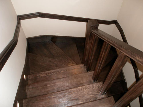 Модный интерьер - деревянная лестница