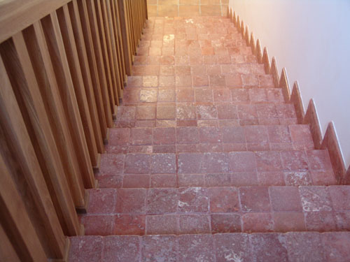 Модный интерьер - лестница и пол из красного камня