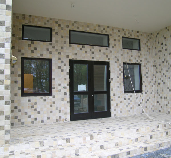 Отделка фасада загородного дома - облицовка природным камнем